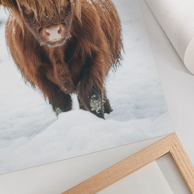 Impression sur toile Bétail dans la neige : le contraste entre l'animal et la nature