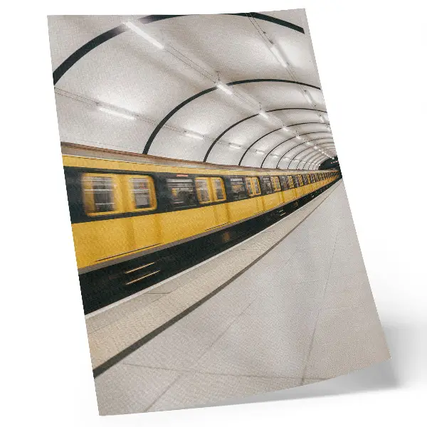 Décoration murale métro moderne aux lignes fluides et dynamiques