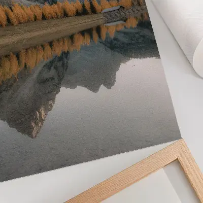 Impression sur toile représentant un lac calme avec des arbres d'automne et les reflets des montagnes