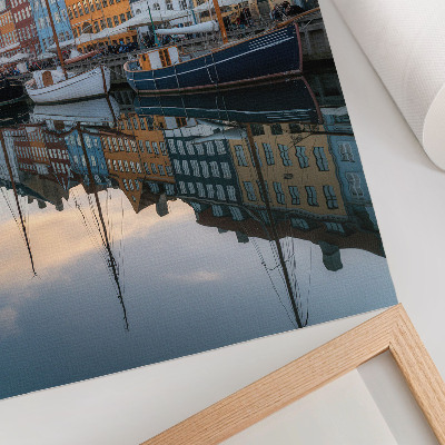 Affiche décorative Des bâtiments colorés se reflétant avec charme dans l'eau