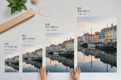 Affiche décorative représentant des bâtiments colorés se reflétant avec charme dans l'eau