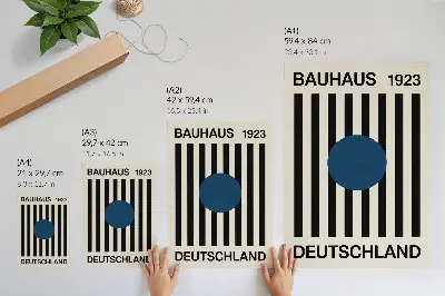 Décoration murale aux lignes noires sur fond beige et bleu marine dans un style moderne