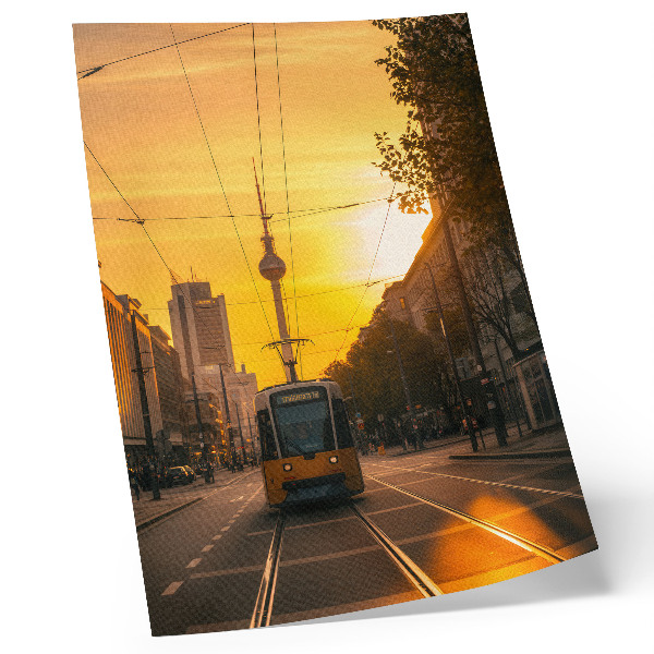 Affiche décorative L'énergie de la ville en soirée, le tramway animé, les rues et les bâtiments