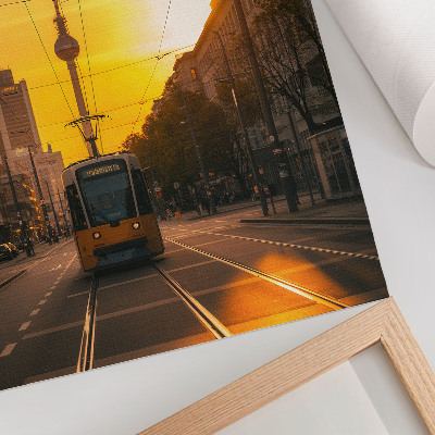 Affiche décorative L'énergie de la ville en soirée, le tramway animé, les rues et les bâtiments