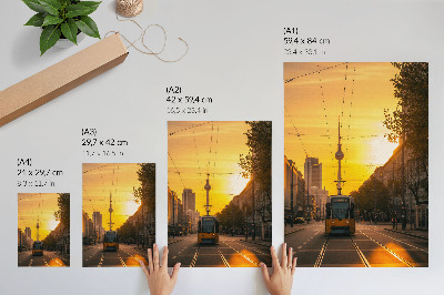 Affiche décorative L'énergie de la ville en soirée, le tramway animé, les rues et les bâtiments