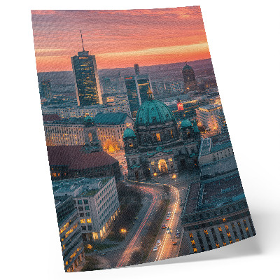 Impression sur toile Ville moderne le soir, baignée d'une douce lumière.
