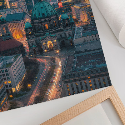 Impression sur toile Ville moderne le soir, baignée d'une douce lumière.