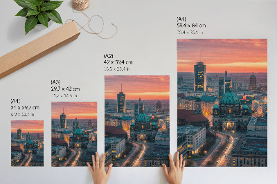 Impression sur toile Ville moderne le soir, baignée d'une douce lumière.