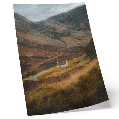 Décoration murale Un paysage de montagne avec un chalet isolé au milieu de la nature
