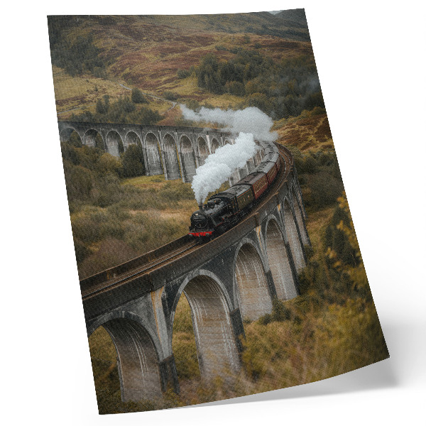Affiche décorative Un train sur un pont au milieu de collines verdoyantes