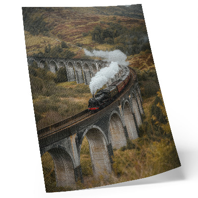 Affiche décorative Un train sur un pont au milieu de collines verdoyantes