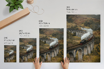 Affiche décorative Un train sur un pont au milieu de collines verdoyantes