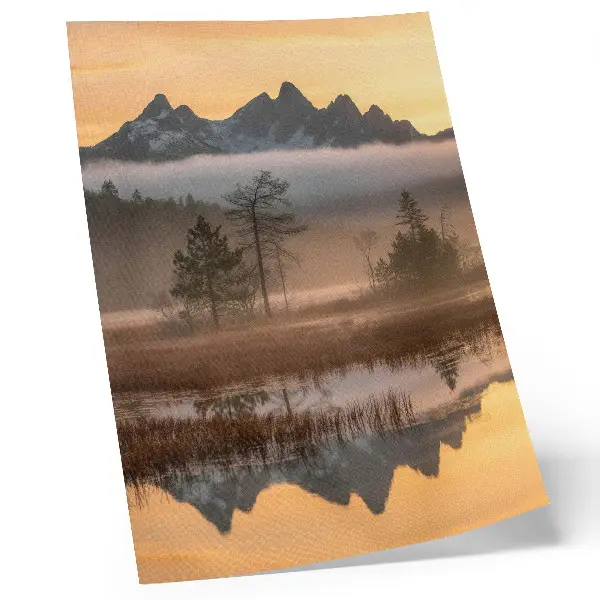 Décoration murale montagnes, arbres et brouillard au bord d'une eau calme avec reflet
