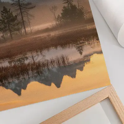 Décoration murale montagnes, arbres et brouillard au bord d'une eau calme avec reflet