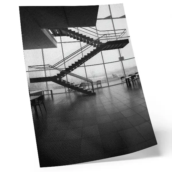 Impression sur toile représentant des escaliers modernes à l'élégance géométrique