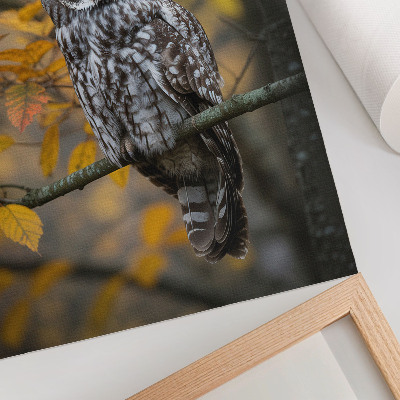 Impression sur toile Chouette sur une branche de feuilles jaunes