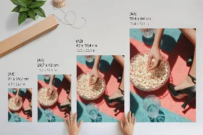 Décoration murale tapis coloré représentant une silhouette élégante avec du pop-corn et un verre