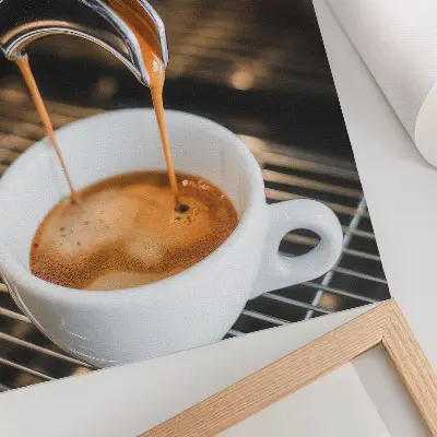 Impression sur toile boisson expressive dans une tasse blanche moderne
