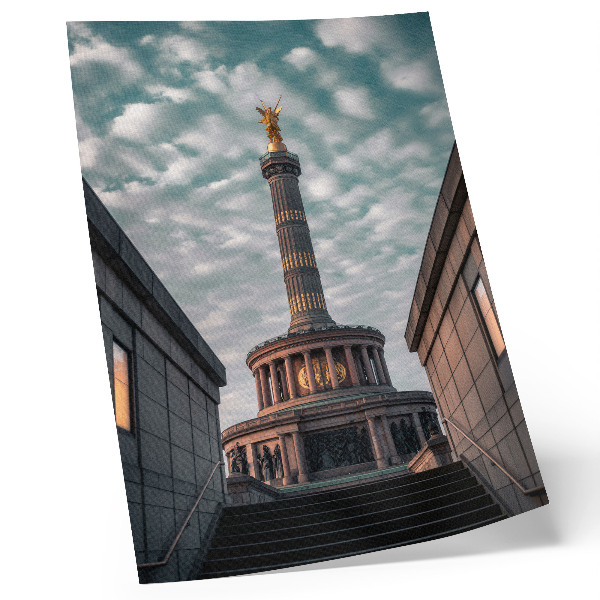 Affiche décorative Une colonne élégante ornée d'un ange et d'une architecture moderne