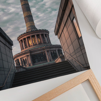 Affiche décorative Une colonne élégante ornée d'un ange et d'une architecture moderne