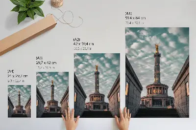 Affiche décorative représentant une colonne élégante ornée d'un ange dans un style architectural moderne