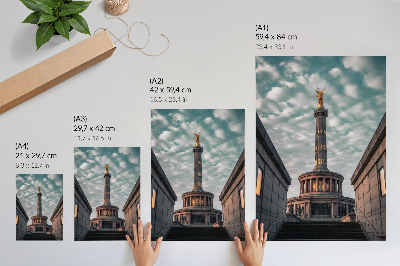 Affiche décorative Une colonne élégante ornée d'un ange et d'une architecture moderne