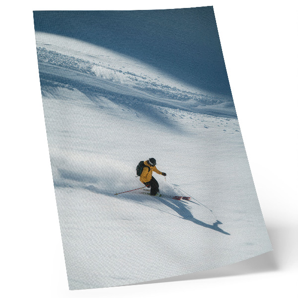 Affiche décorative Skieur en veste jaune ombre sur la pente enneigée