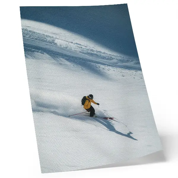 Affiche décorative skieur en veste jaune sur une pente enneigée
