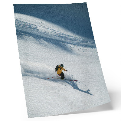 Affiche décorative Skieur en veste jaune ombre sur la pente enneigée