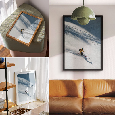 Affiche décorative Skieur en veste jaune ombre sur la pente enneigée