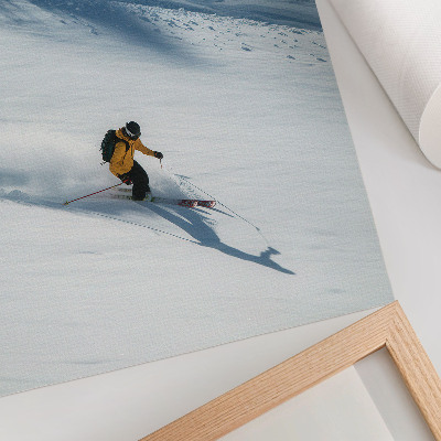 Affiche décorative Skieur en veste jaune ombre sur la pente enneigée
