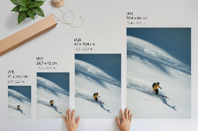 Affiche décorative Skieur en veste jaune ombre sur la pente enneigée