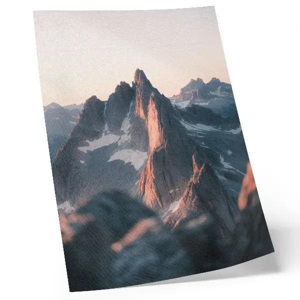 Décoration murale montagnes baignées par la lumière du coucher de soleil aux teintes pastel