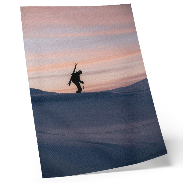 Affiche décorative Skieur se détachant sur un ciel rose dans un paysage hivernal