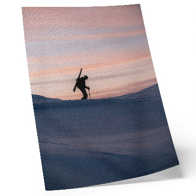 Affiche décorative Skieur se détachant sur un ciel rose dans un paysage hivernal