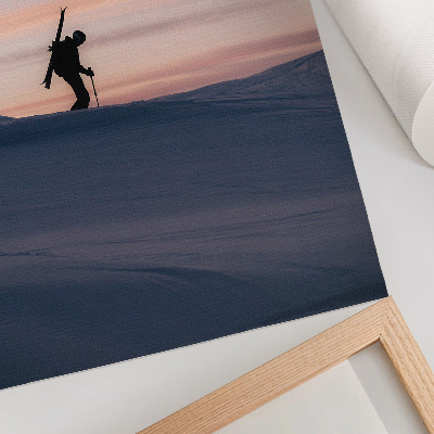 Affiche décorative Skieur se détachant sur un ciel rose dans un paysage hivernal