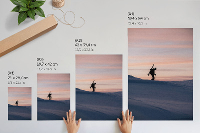 Affiche décorative Skieur se détachant sur un ciel rose dans un paysage hivernal