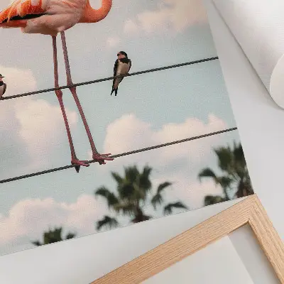 Impression sur toile représentant un flamant rose dans un ciel nuageux avec des hirondelles