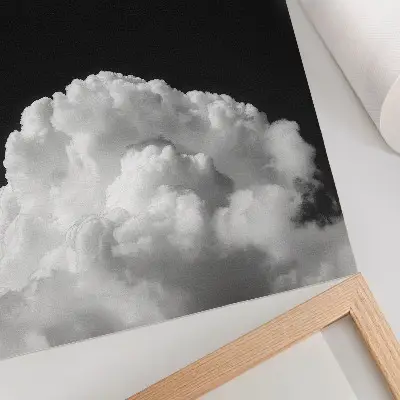 Impression sur toile représentant des nuages sur fond noir sans détails superflus
