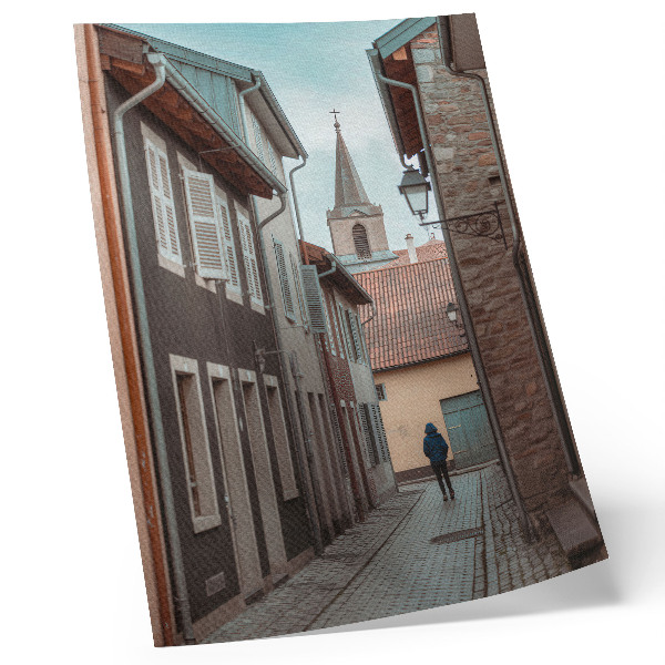 Impression sur toile Rue étroite, immeubles de rapport, tour, manteau bleu