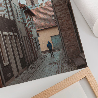 Impression sur toile Rue étroite, immeubles de rapport, tour, manteau bleu