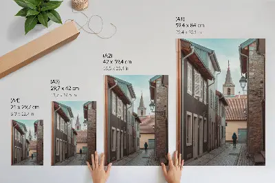 Impression sur toile rue étroite avec immeubles de rapport et tour, manteau bleu