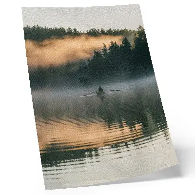 Décoration murale bateau brumeux sur le lac avec des arbres verts et leurs reflets dans l'eau