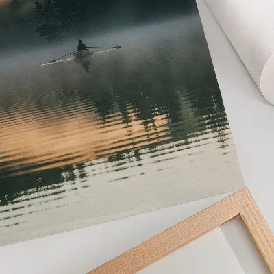 Décoration murale bateau brumeux sur le lac avec des arbres verts et leurs reflets dans l'eau