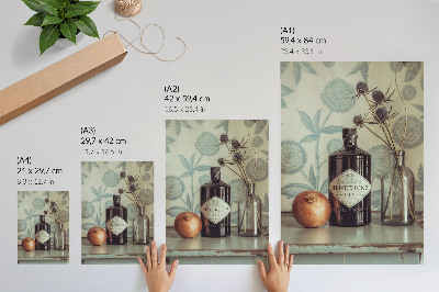 Affiche décorative Une bouteille avec un motif floral en arrière-plan