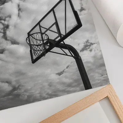 Impression sur toile ciel contrasté, nuages et vie citadine en panier