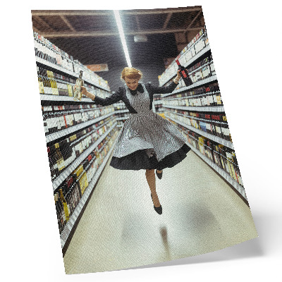 Décoration murale Une femme en robe rétro entre dans une boutique.