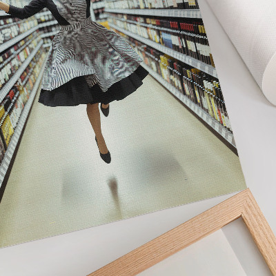 Décoration murale Une femme en robe rétro entre dans une boutique.