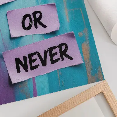 Affiche décorative avec contrastes dynamiques, typographie affirmée et tons violet turquoise
