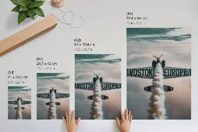 Impression sur toile représentant un avion au-dessus des nuages dans une palette de couleurs discrète et dynamique